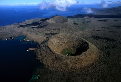 Conos volcánicos en la isla de Santiago, la cuarta más grande del archipiélago de las Galápagos.