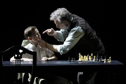 El niño soprano Felix Hofbauer y el barítono Christian Gerhaher, durante la escena final del tercer acto de ‘Pelléas et Mélisande’, el pasado 22 de julio, en el Festival de Ópera de Múnich.