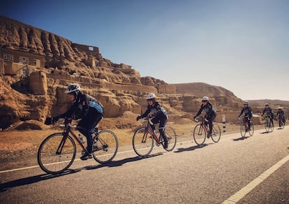 Un grupo de ciclistas afganas durante un entrenamiento en su país antes de la llegada de los talibanes.