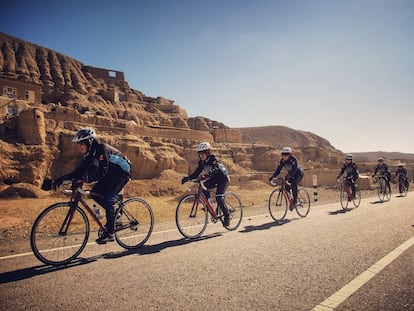 Un grupo de ciclistas afganas durante un entrenamiento en su país antes de la llegada de los talibanes.