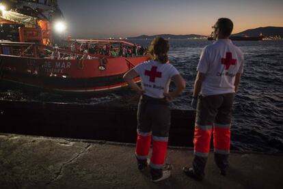 El número de inmigrantes rescatados este miércoles en el Mar de Alborán y en el Estrecho de Gibraltar hasta primera hora de esta tarde asciende a 488 personas, según ha informado Salvamento Marítimo. En la imagen, dos voluntarios de Cruz Roja Española esperando a que atraque el barco de Salvamento Marítimo Luz de Mar en la pedanía gaditana de Crinavis (San Roque, Cádiz), el 15 de agosto.