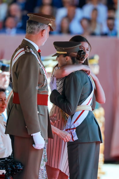 La infanta Sofía felicita a la princesa Leonor, este miércoles en Zaragoza.