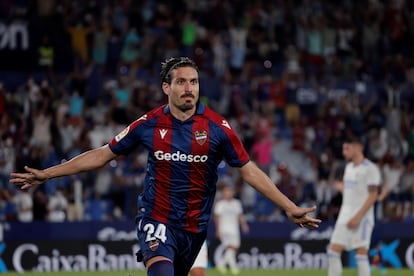 El centrocampista del Levante José Campaña celebra su gol, segundo del equipo, durante el partido de la segunda jornada de La Liga entre el Levante UD y Real Madrid