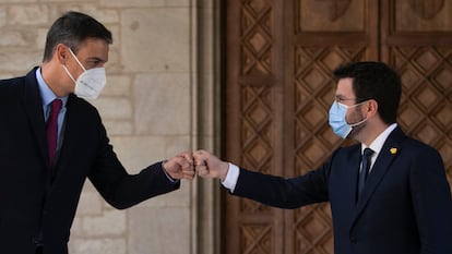 Spanish PM Pedro Sánchez (left) and Catalan premier Pere Aragonès greet one another in Barcelona on Wednesday.