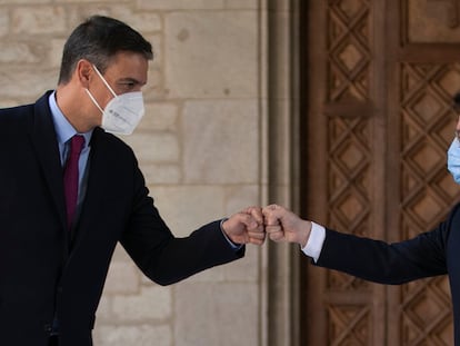 Pedro Sánchez (a la izquierda) y el presidente del Govern, Pere Aragonès, se saludan en el Palau de la Generalitat, este miércoles.