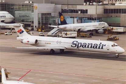 Un avión de Spanair se dirige a la pista de despegue en el aeropuerto de Barajas.