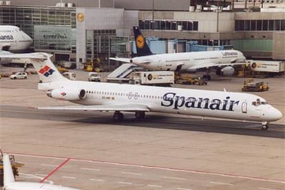 Un avión de Spanair se dirige a la pista de despegue en el aeropuerto de Barajas.