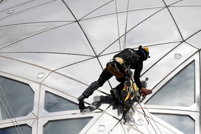 Un trabajador descolgado sobre una de las esferas de las nueve con las que cuenta el Atomium. Los trabajos de limpieza se alargan durante 2 semanas y se realizan una vez al año.