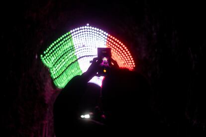 El recinto cuenta con 250.000 toneladas de roca salinera, y fue creada por 127 mineros y 110 talladores. En la imagen, un visitante fotografía una de las proyecciones de la exposición.