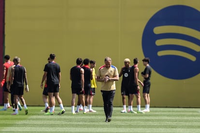 Hansi Flick y los futbolistas del Barça, en la Ciudad Deportiva Joan Gamper