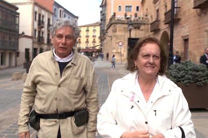 Rosario Bermudo y, a la izquierda, su hermano Gabriel González de Gregorio, tras la vista en el juzgado de Soria en mayo de 2024 para dirimir la entrega de la legítima herencia de la primera.