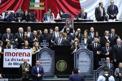 Diputados del PAN suben a tribuna con cartulinas en forma de tumbas por la discusión de la Ley Antiamparo, el 30 de octubre en la Cámara de Diputados.