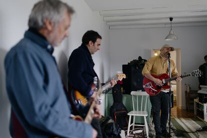 Jaime Guzmán (guitarra), Pablo Isusi (bajo) y Ricardo Lezón (guitarra y voz), ensayando nuevas canciones en Villarcayo el pasado 25 de febrero.