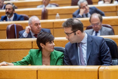 Isabel Rodríguez, ministra de Vivienda, y Carlos Cuerpo, ministro de Economía, de quienes dependen Sepes y Sareb, respectivamente, en una reciente imagen de una sesión de control al Gobierno en el Senado.