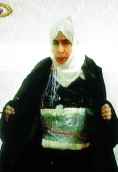 Sayida Mubarak Atrus confiesa en la televisión jordana cómo preparó los atentados de Ammán.