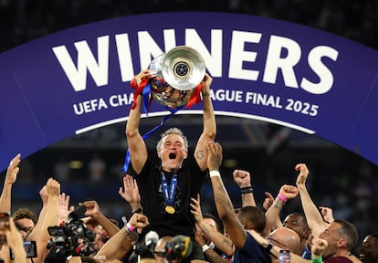 Luis Enrique lifts the Champions after winning the final with the PSG against Inter.