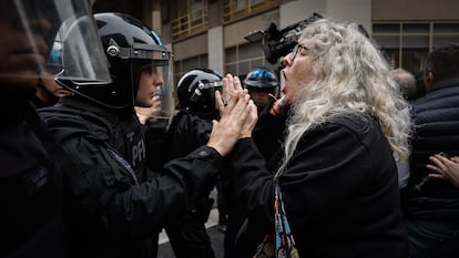 Una mujer se enfrenta a policías en una manifestación en contra de la Ley Bases, en Buenos Aires (Argentina), el 12 de junio de 2024.