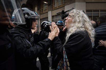 Una mujer se enfrentan a policías en una manifestación a las afueras del senado argentino, en junio de este año.