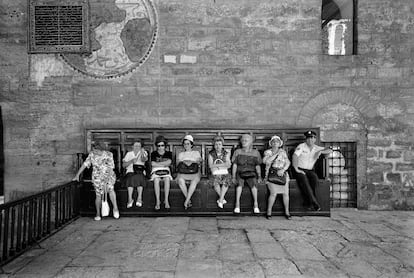 Turistas descansan en un banco del Palacio de Topkapi, en Estambul (1992).
