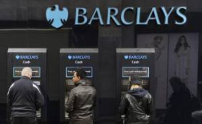 Varios clientes sacan dinero de los cajeros automáticos de una sucursal de Barclays en Londres, Reino Unido. EFE/Archivo