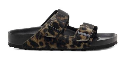Este modelo con estampado animal es una de las tres versiones de Pilati para Birkenstock 1774, la línea de colaboraciones de la casa.