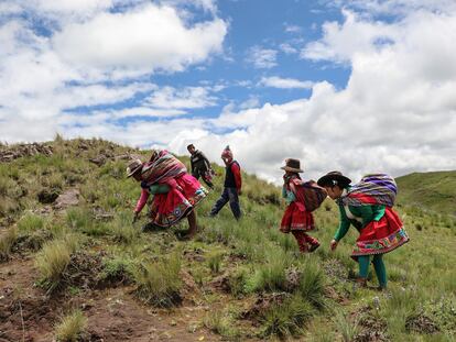 Soledad Secca (primera de la derecha), indígena que promueve el quechua, camina junto a otras personas en Cusco, Perú.