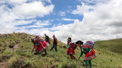 Soledad Secca (primeira à direita), indígena que promove o quéchua, caminha junto a outras pessoas em Cusco, no Peru.