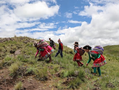 Soledad Secca (primeira à direita), indígena que promove o quéchua, caminha junto a outras pessoas em Cusco, no Peru.