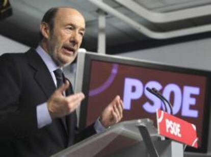  El secretario general del PSOE, Alfredo P&eacute;rez Rubalcaba durante su comparecencia hoy ante los medios de comunicaci&oacute;n. 