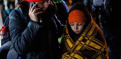 Refugiados ucranianos con niños llegan a la estación de tren de Przemysl (Polonia).