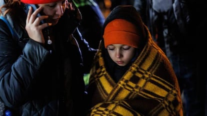 Refugiados ucranianos con niños llegan a la estación de tren de Przemysl (Polonia).