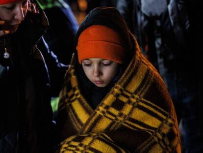 Refugiados ucranianos con niños llegan a la estación de tren de Przemysl (Polonia).