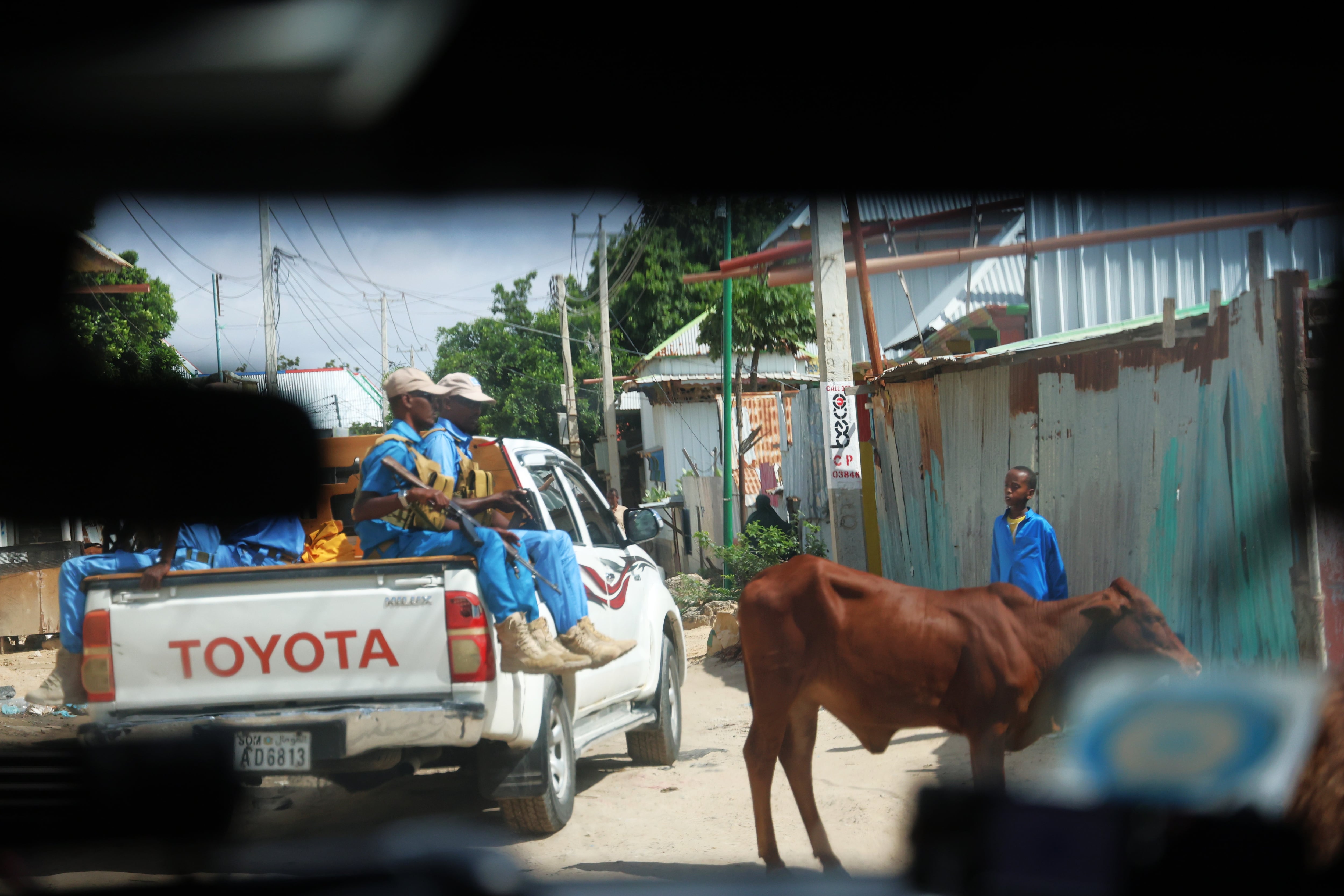 Escolta armada que precede a un convoy de la ONU por las calles de Mogadiscio.