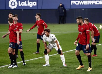 Okazaki, rodeado de defensores de Osasuna durante el partido de este viernes en El Sadar.