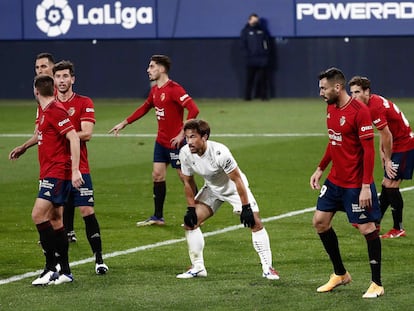 Okazaki, rodeado de defensores de Osasuna durante el partido de este viernes en El Sadar.