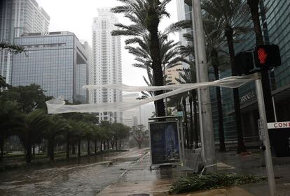 La avenida Brickell de Miami completamente vacía ante la llegada del Huracán.