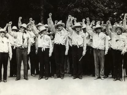 Miembros del movimiento mexicano Los Camisas Doradas saludan con el puño cerrado en Ciudad de México, en 1939.