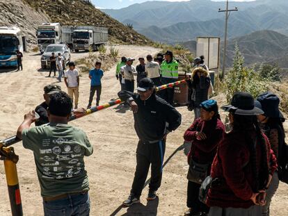 Familiares de trabajadores mineros esperan noticias luego del incendio que mató a 27 personas en Yanaquihua, Arequipa, el 6 de mayo 2023.