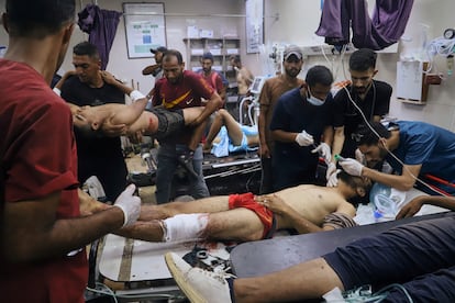 Palestinos heridos en el hospital Nasser del sur de la franja de Gaza el 5 de agosto de 2025