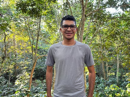 Felipe Henao en un bosque de la Amazonía