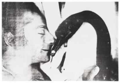 Fotocopia de Miralda cara a cara con una figura de un cisne.
