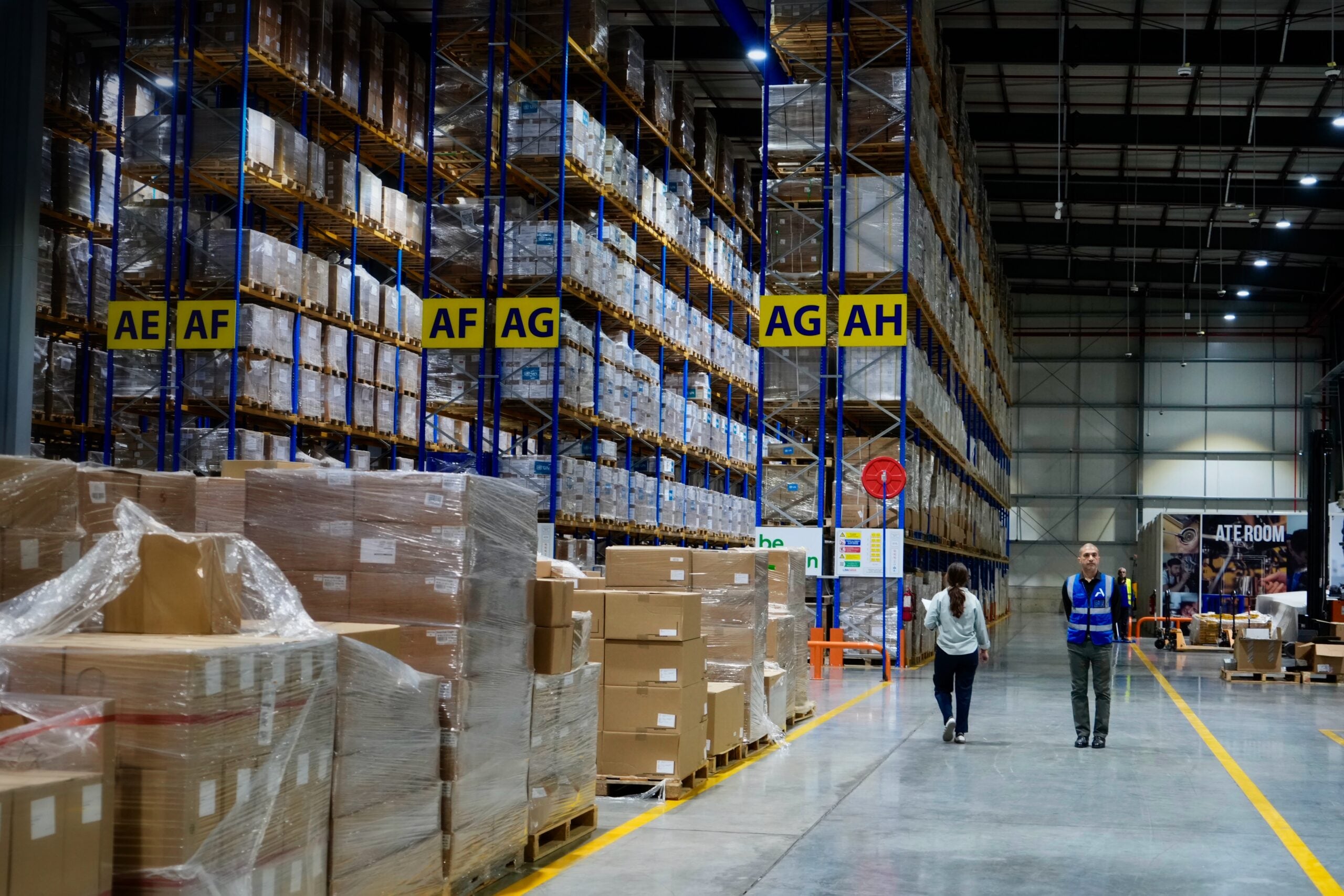 En los almacenes de la UNRWA donde se acumula comida para Gaza: “La ayuda que entra en la Franja es una gota en un océano”