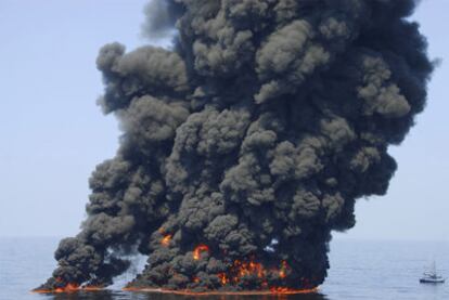 Incendio intencionado del petróleo vertido en el golfo de México.