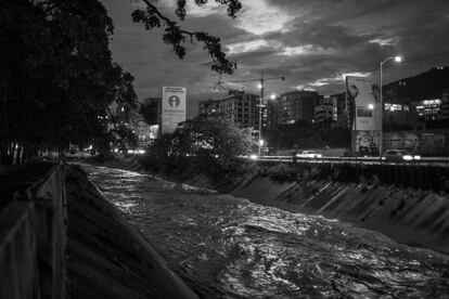 Vista del río Guaire al anochecer a su paso por Caracas.