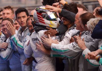 Lewis Hamilton celebra con su equipo la victoria en el GP de China.