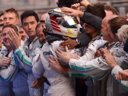 Lewis Hamilton celebra con su equipo la victoria en el GP de China.