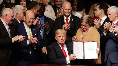 Donald Trump firma en junio en la Peque&ntilde;a Habana la orden ejecutiva con la nueva pol&iacute;tica hacia Cuba.