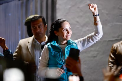 Luisa González saluda a sus simpatizantes tras la primera vuelta de las elecciones presidenciales en Ecuador.