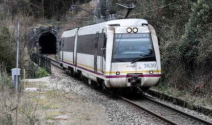 Un tren de FEVE, a su paso por uno de los túneles de la estación de San Esteban de Nora (Asturias). 
