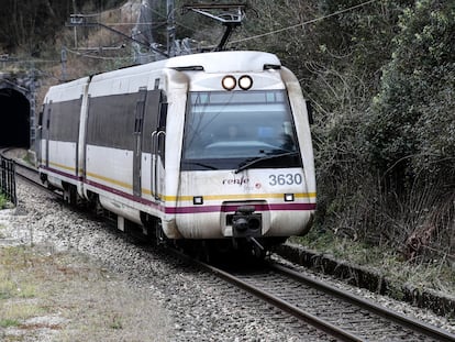 Un tren de Feve sale de uno de los túneles de la estación de San Esteban de Nora, el 21 de febrero de 2023.